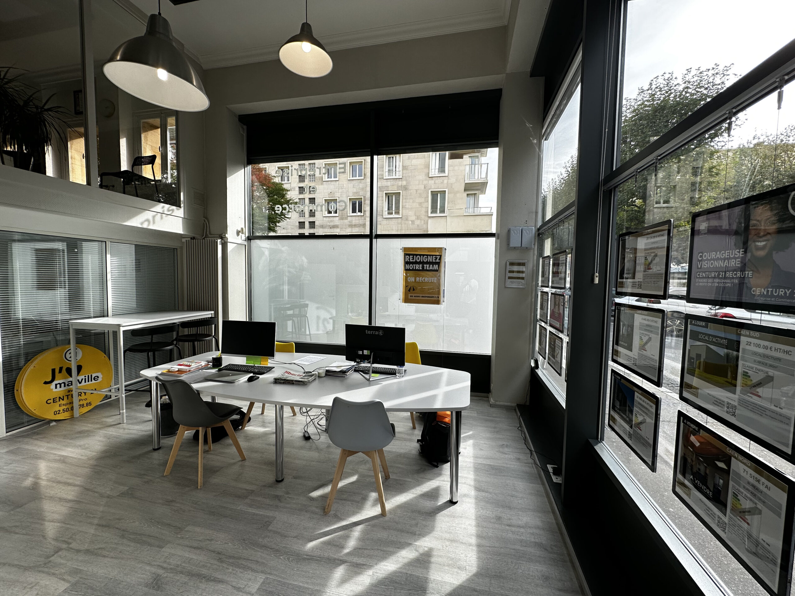 Bureau au RDC de l'agence Century 21