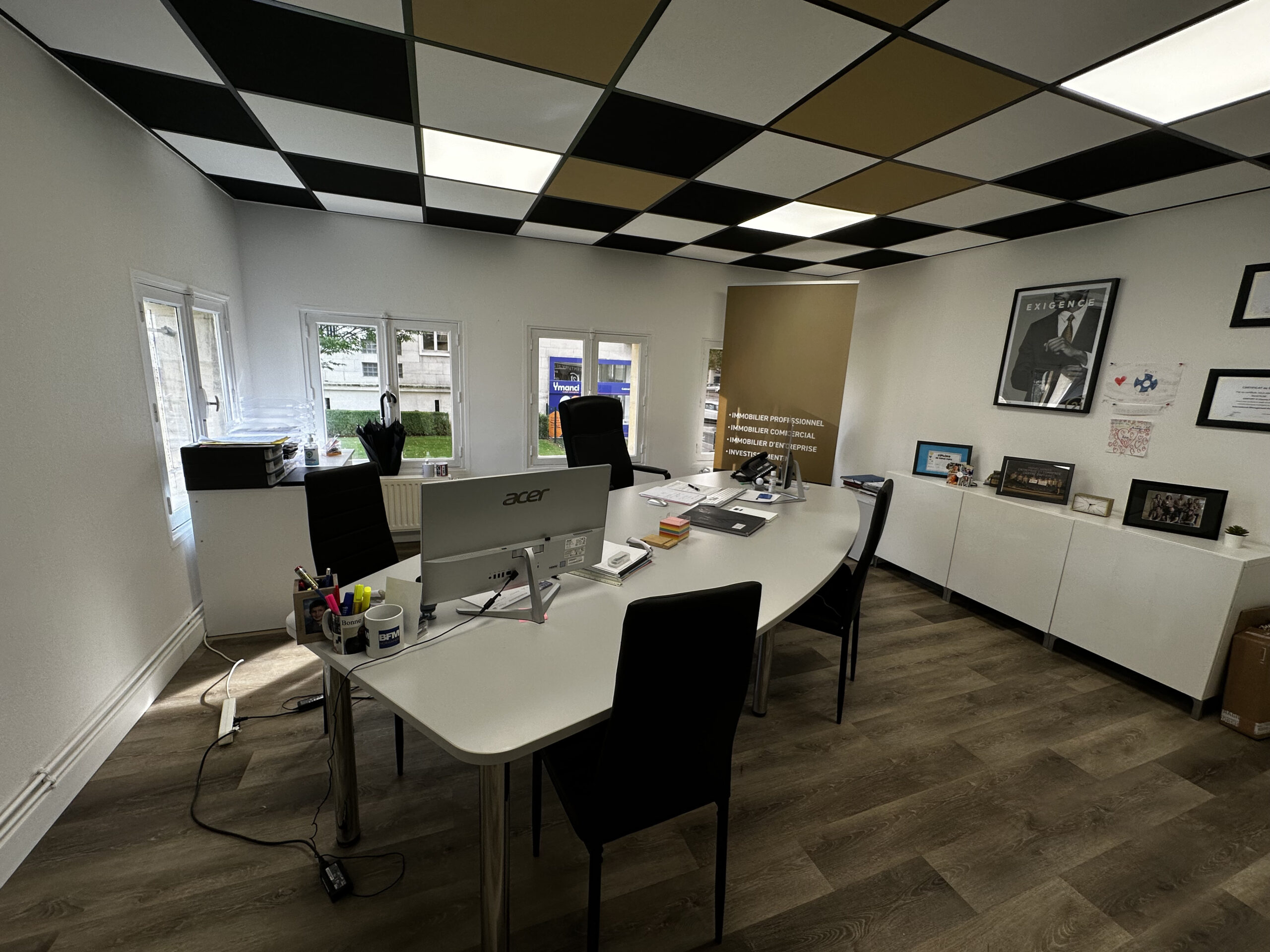 Bureau à l'étage de l'agence Century 21